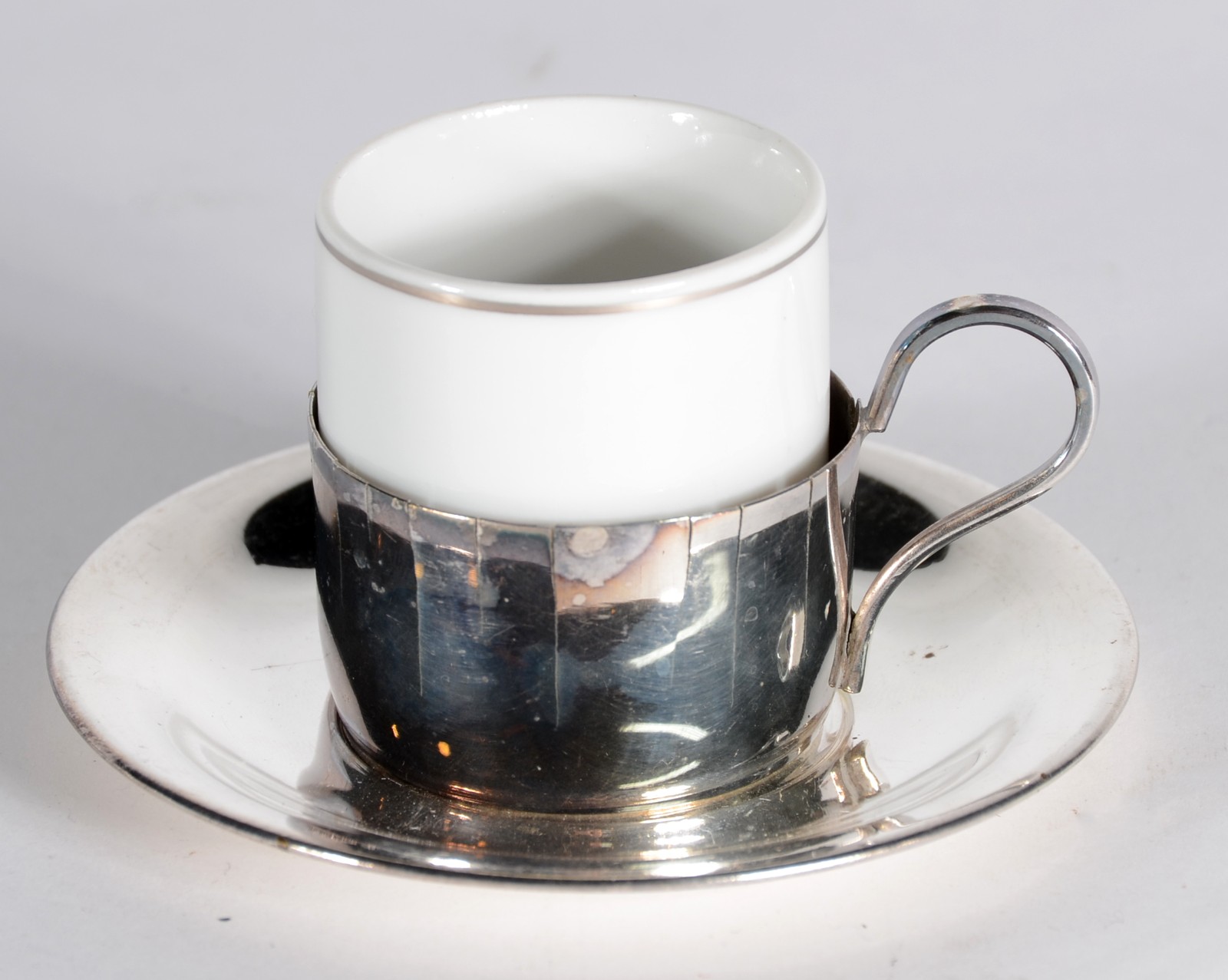 Conjunto com 12 xícaras para café de porcelana branca com bases e... - foto 2 de 5