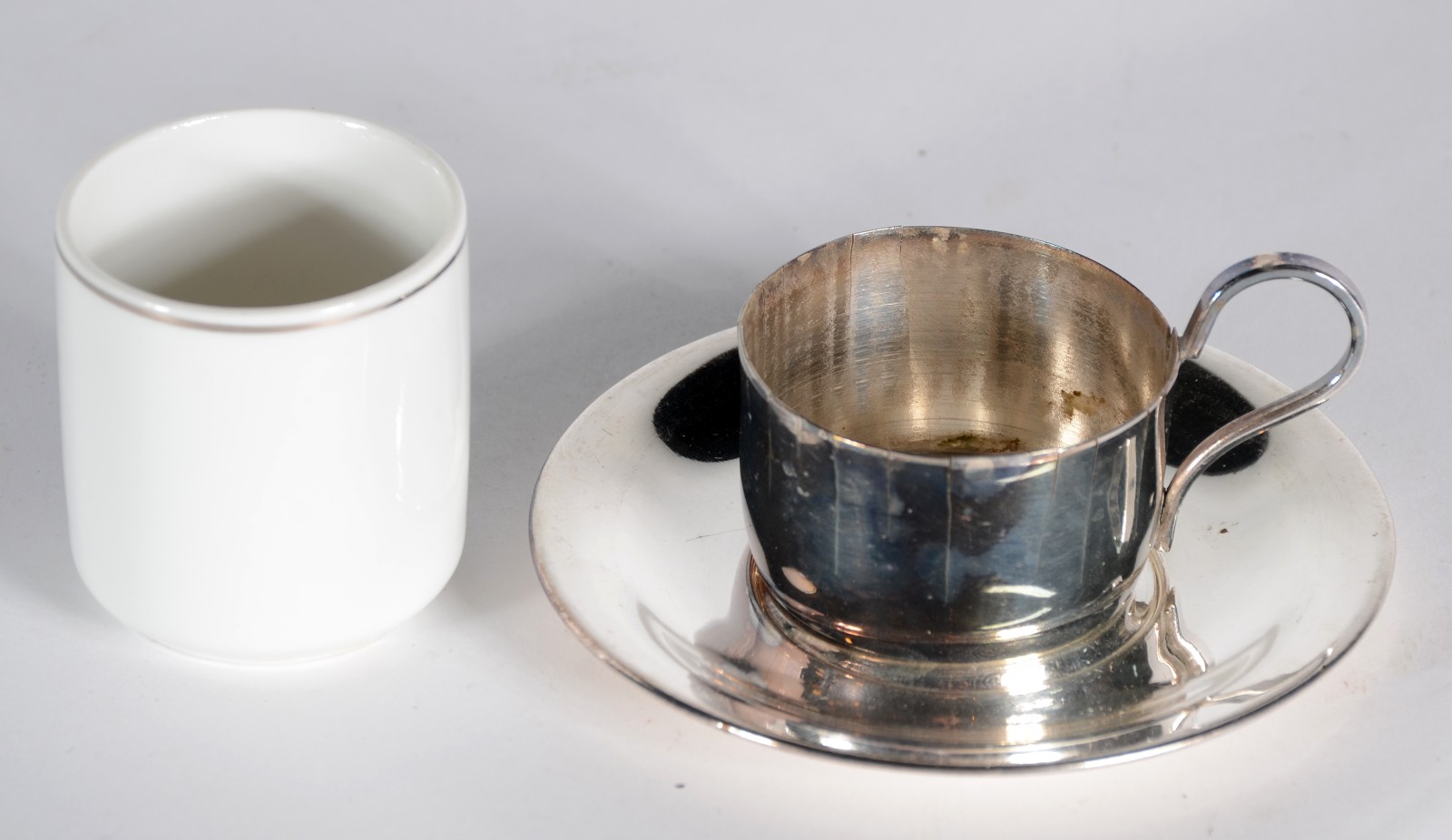 Conjunto com 12 xícaras para café de porcelana branca com bases e... - foto 3 de 5