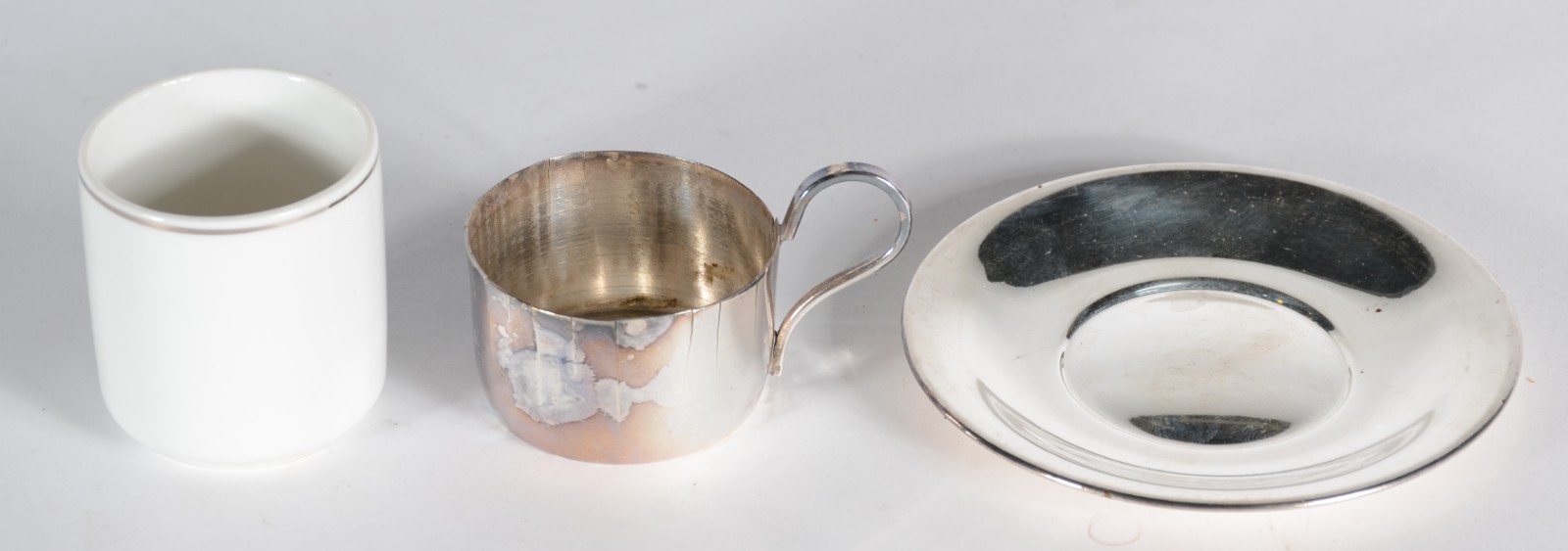Conjunto com 12 xícaras para café de porcelana branca com bases e... - foto 4 de 5