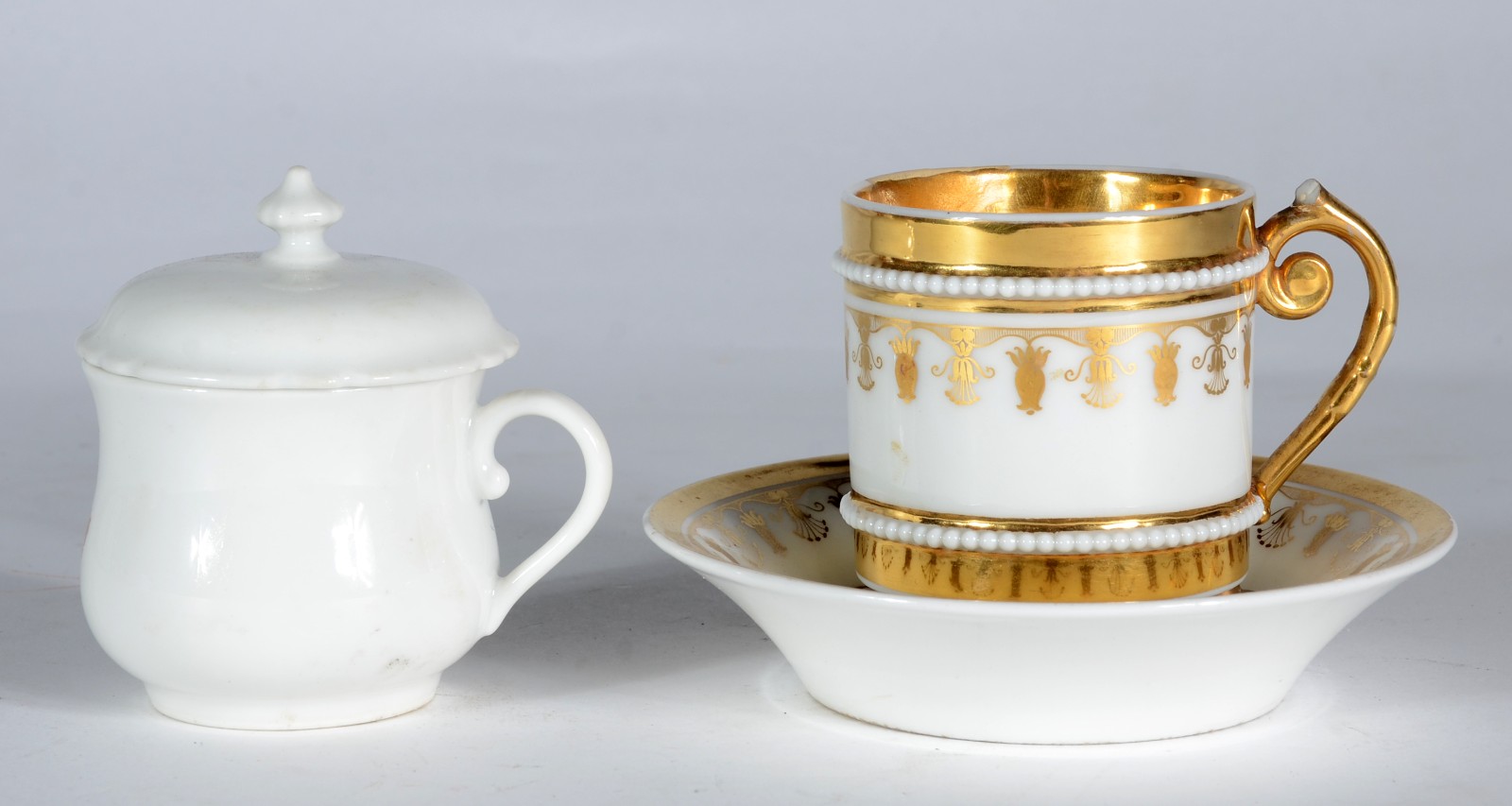 Duas antigas peças de porcelana francesa, sendo: xícara para café com... - foto 1 de 6