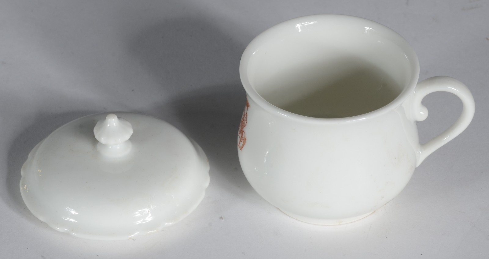 Duas antigas peças de porcelana francesa, sendo: xícara para café com... - foto 2 de 6