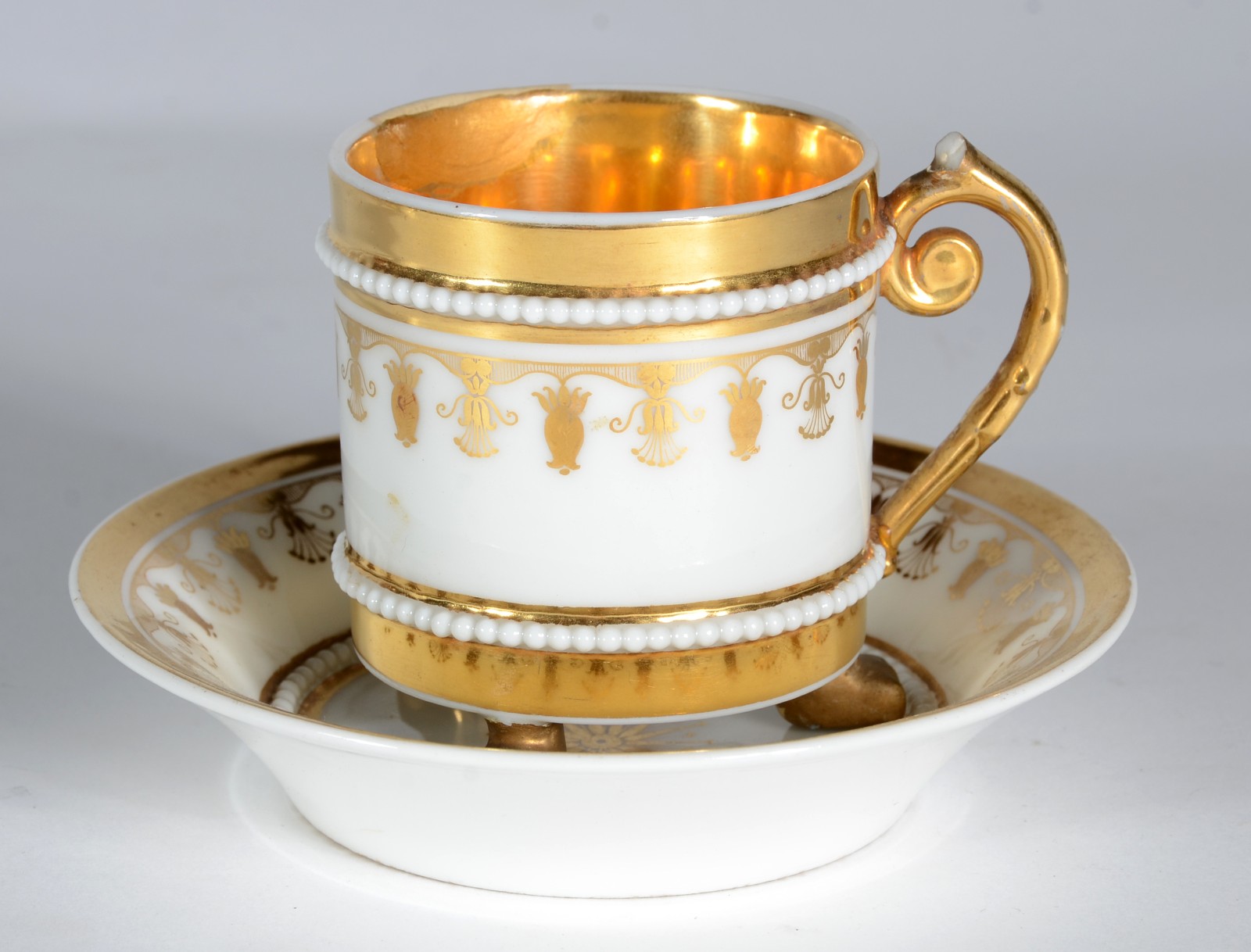 Duas antigas peças de porcelana francesa, sendo: xícara para café com... - foto 3 de 6