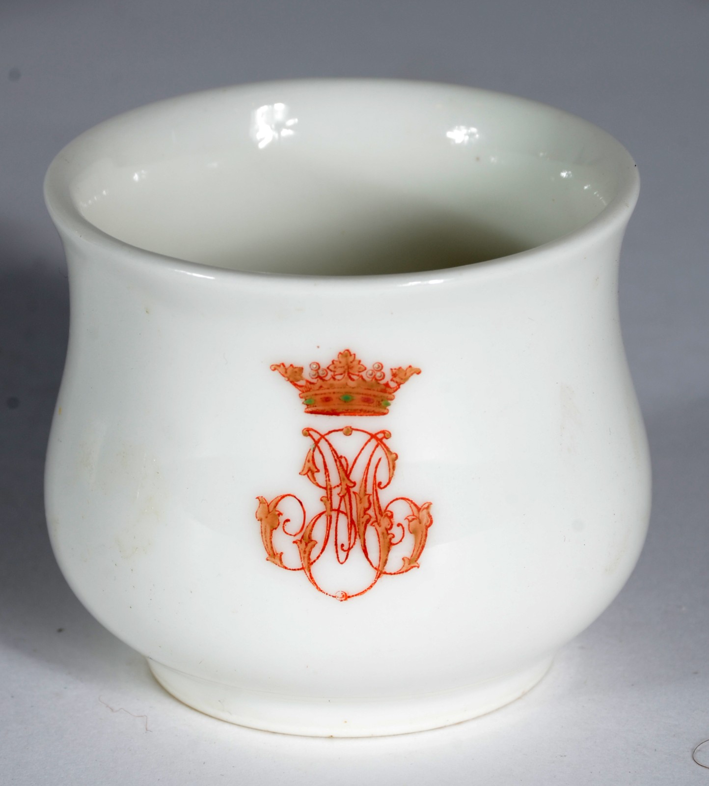 Duas antigas peças de porcelana francesa, sendo: xícara para café com... - foto 4 de 6