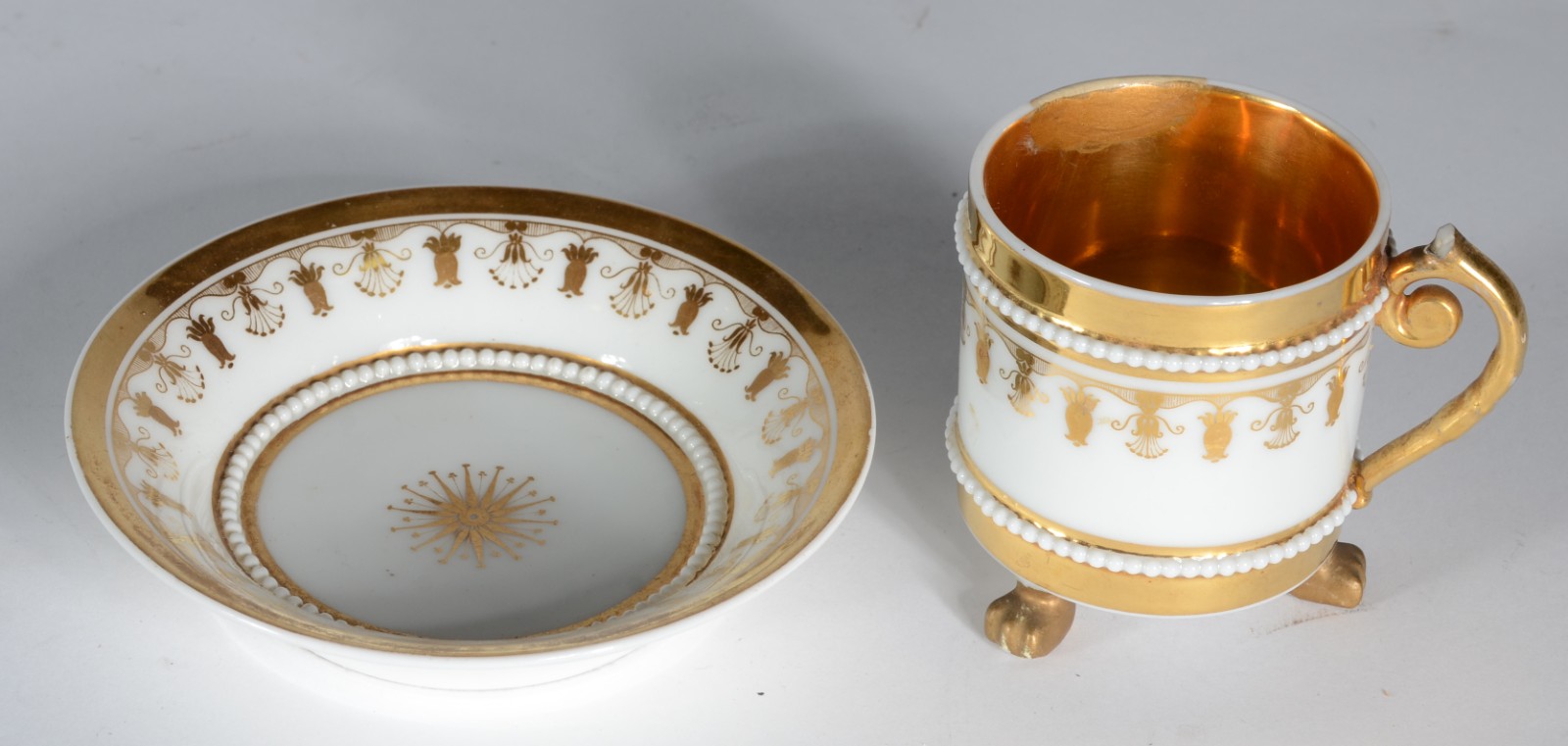 Duas antigas peças de porcelana francesa, sendo: xícara para café com... - foto 5 de 6