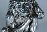 Fabergé (1842),  - Excepcional estatueta de prata de lei representando "macaco fumando", cabeça e braço articulados. Marcas ao fundo. Peso da prata: 630 g.