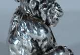 Fabergé (1842),  - Excepcional estatueta de prata de lei representando "macaco fumando", cabeça e braço articulados. Marcas ao fundo. Peso da prata: 630 g.