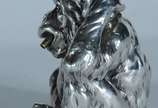 Fabergé (1842),  - Excepcional estatueta de prata de lei representando "macaco fumando", cabeça e braço articulados. Marcas ao fundo. Peso da prata: 630 g.