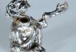 Fabergé (1842),  - Excepcional estatueta de prata de lei representando "macaco fumando", cabeça e braço articulados. Marcas ao fundo. Peso da prata: 630 g.