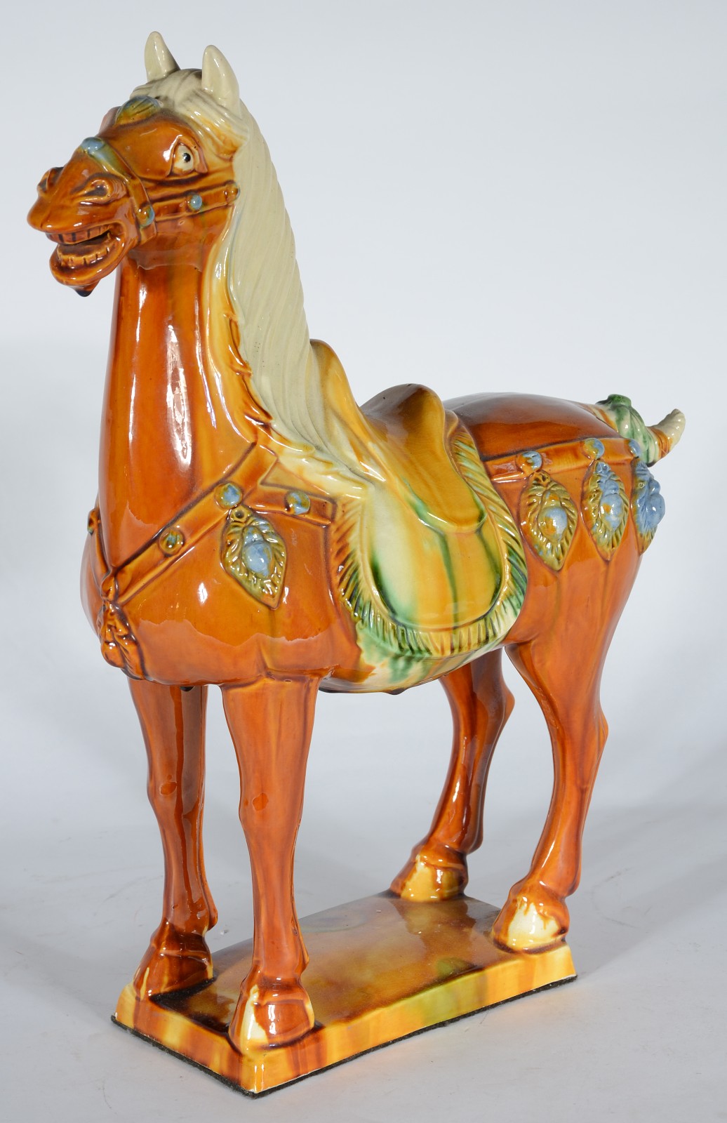 Cavalo de cerâmica policromada ao gosto oriental. - foto 1 de 8