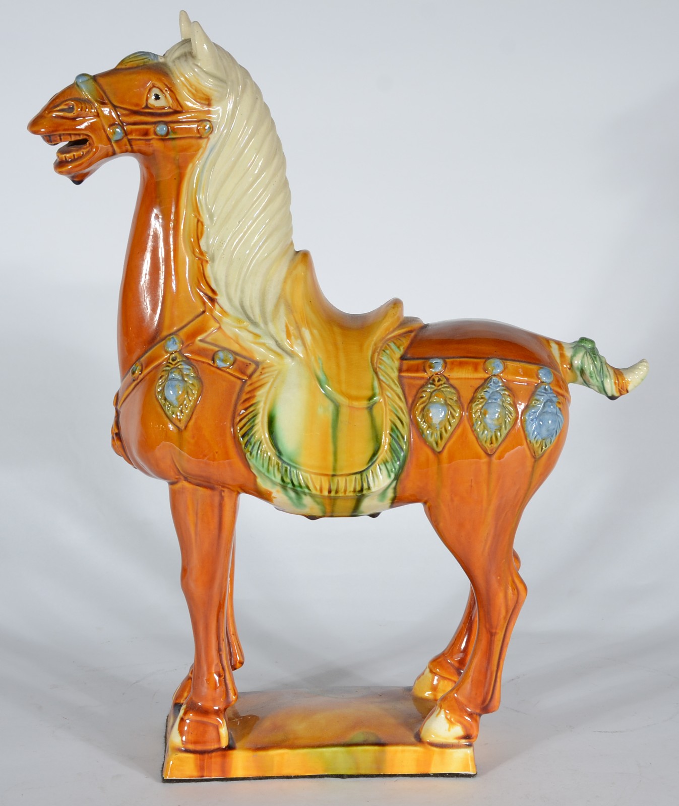 Cavalo de cerâmica policromada ao gosto oriental. - foto 2 de 8