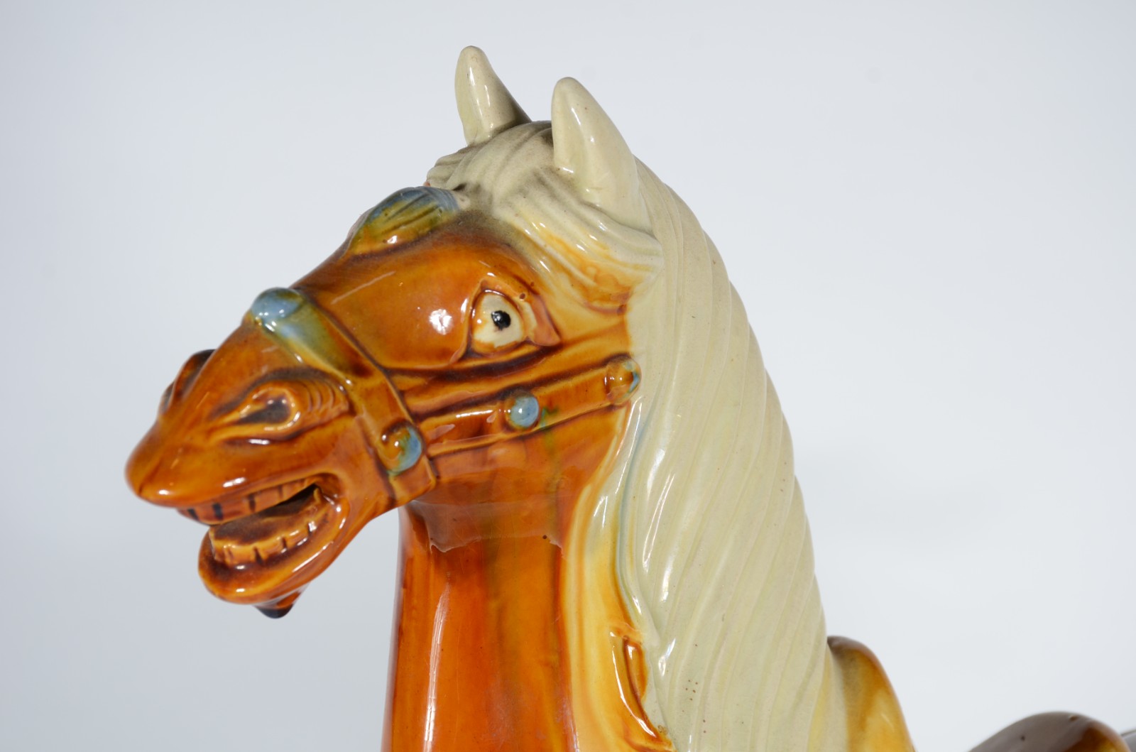 Cavalo de cerâmica policromada ao gosto oriental. - foto 3 de 8