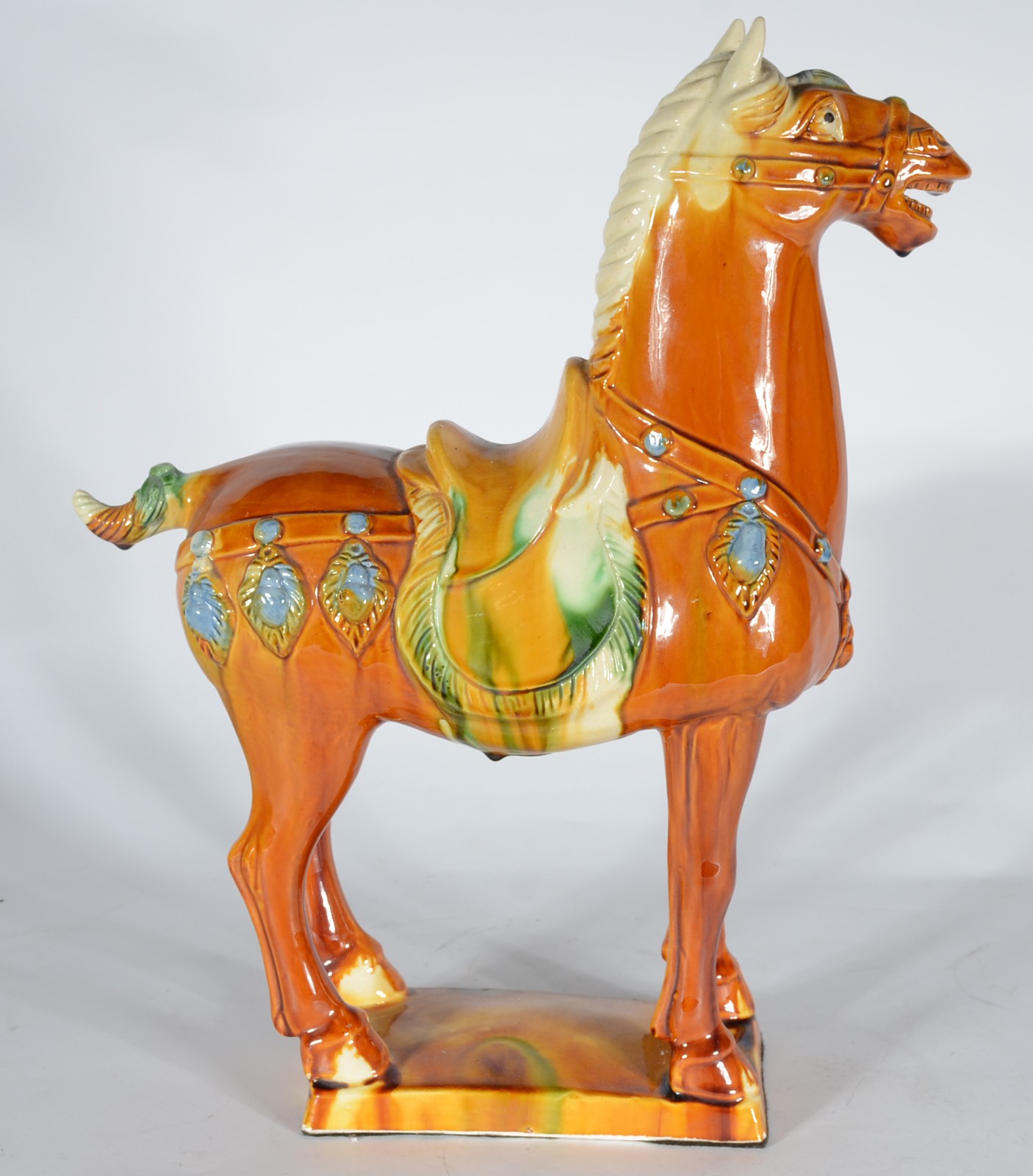 Cavalo de cerâmica policromada ao gosto oriental. - foto 4 de 8