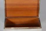 Cigarreira de prata contraste 900 mls, interior... - Cigarreira de prata contraste 900 mls, interior de madeira. Peso total com interior de madeira: 370 g.  (Por motivos de segurança a peça não se ...