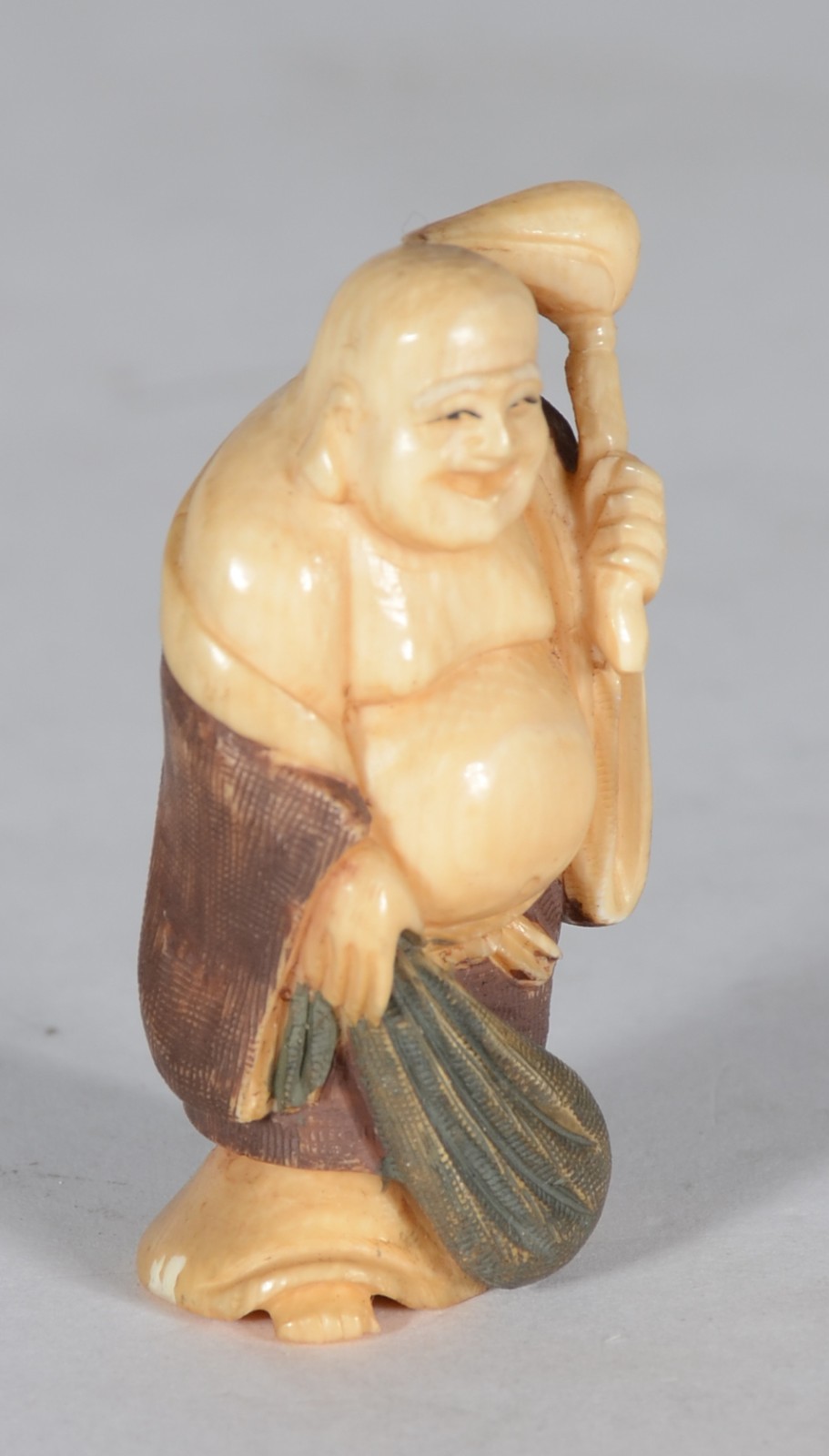 Netsuke representando figura. Assinado. - foto 2 de 5