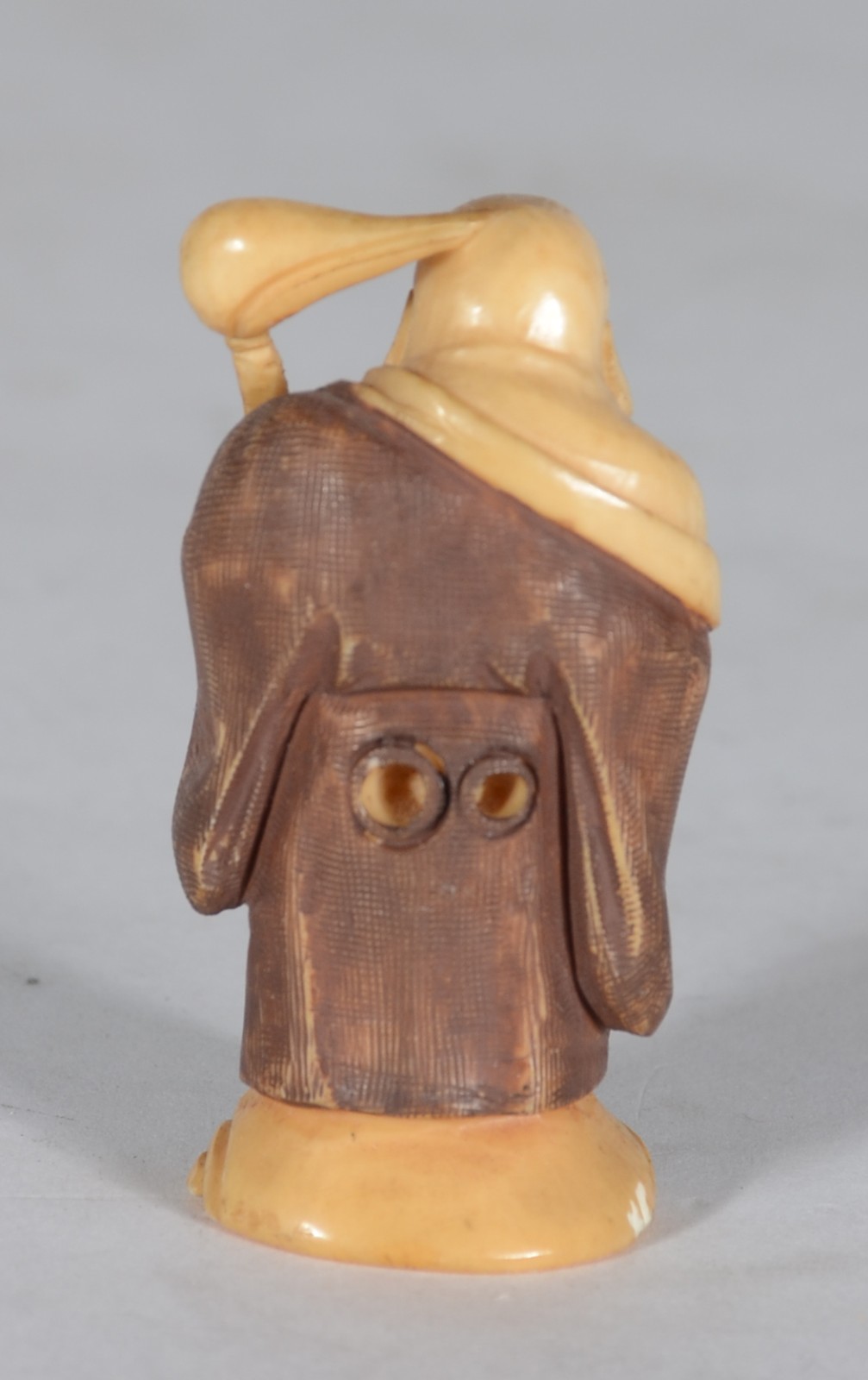 Netsuke representando figura. Assinado. - foto 3 de 5