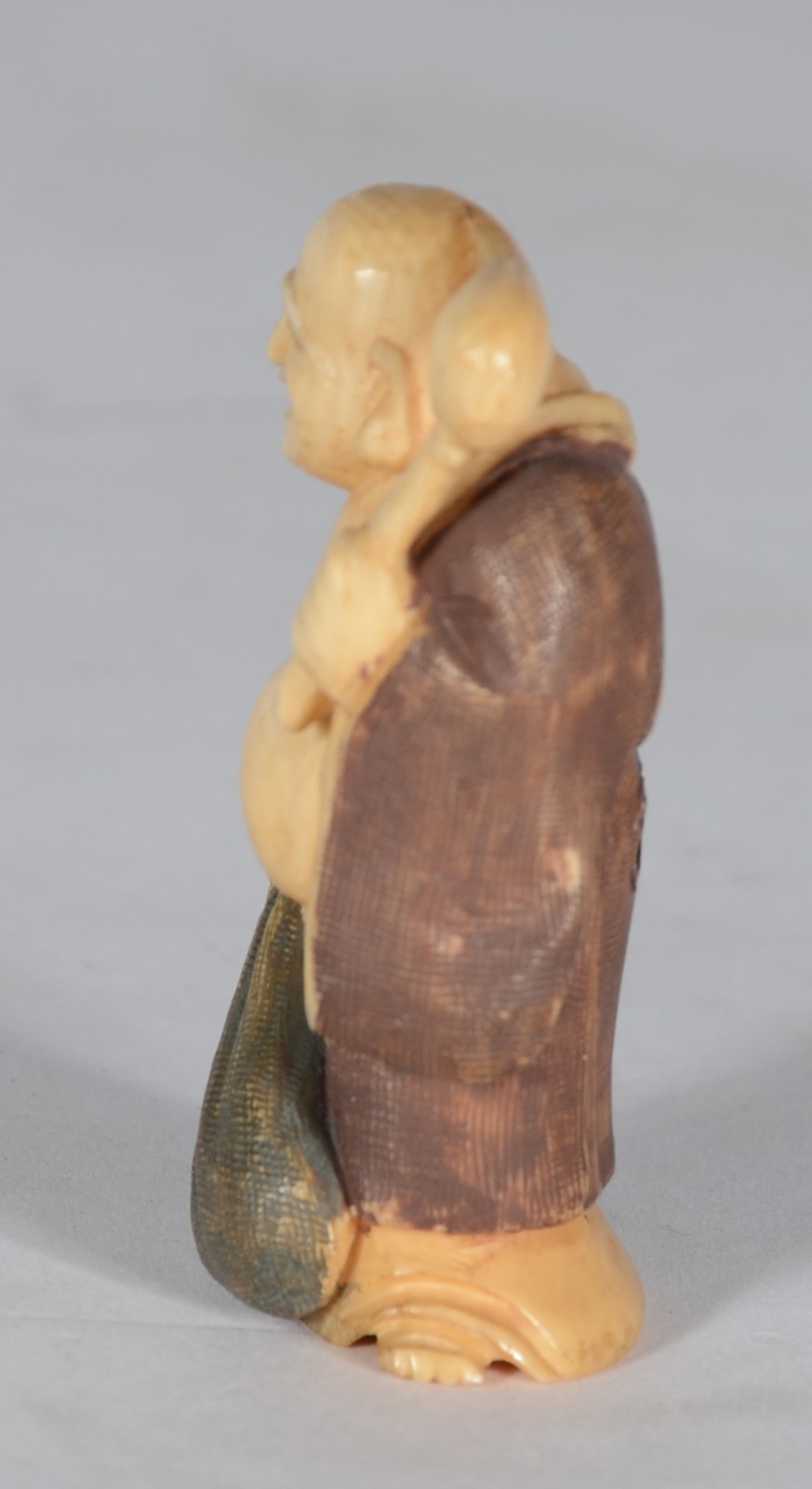 Netsuke representando figura. Assinado. - foto 4 de 5