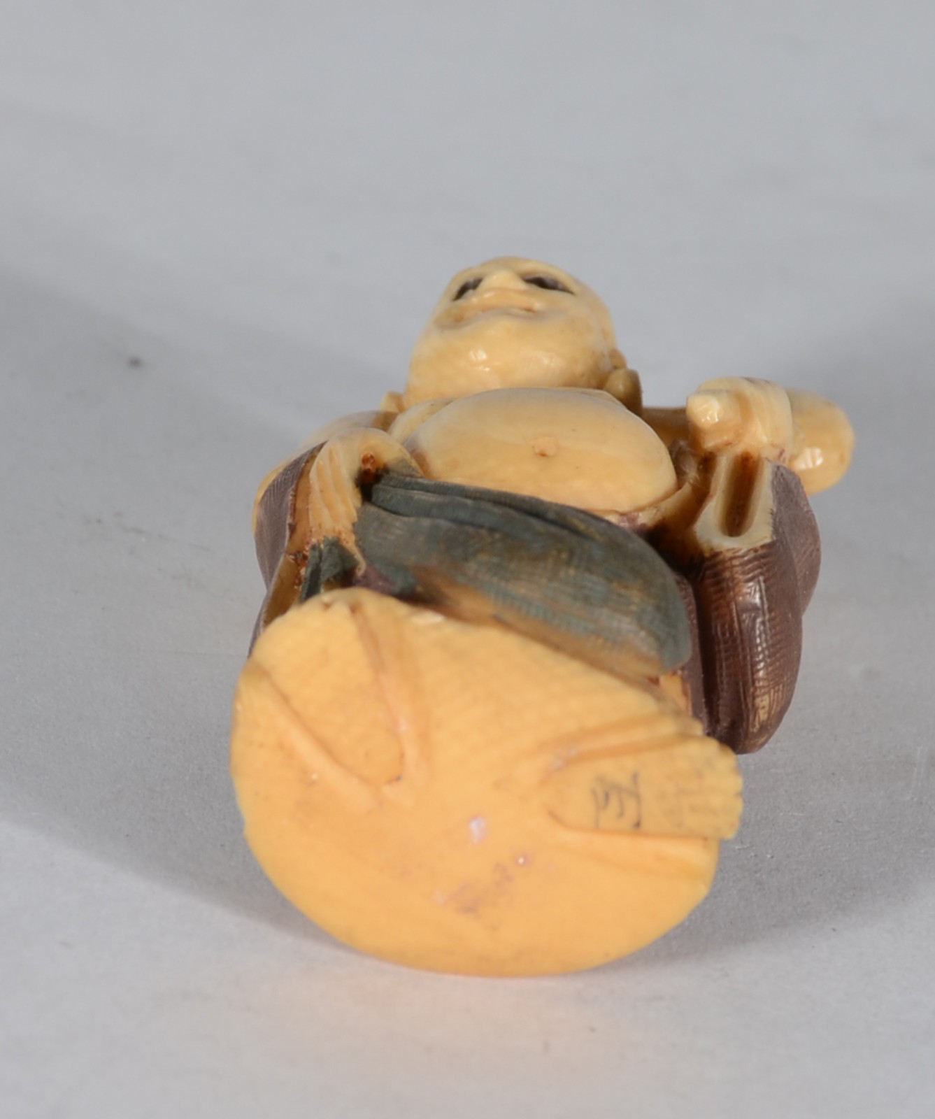 Netsuke representando figura. Assinado. - foto 5 de 5