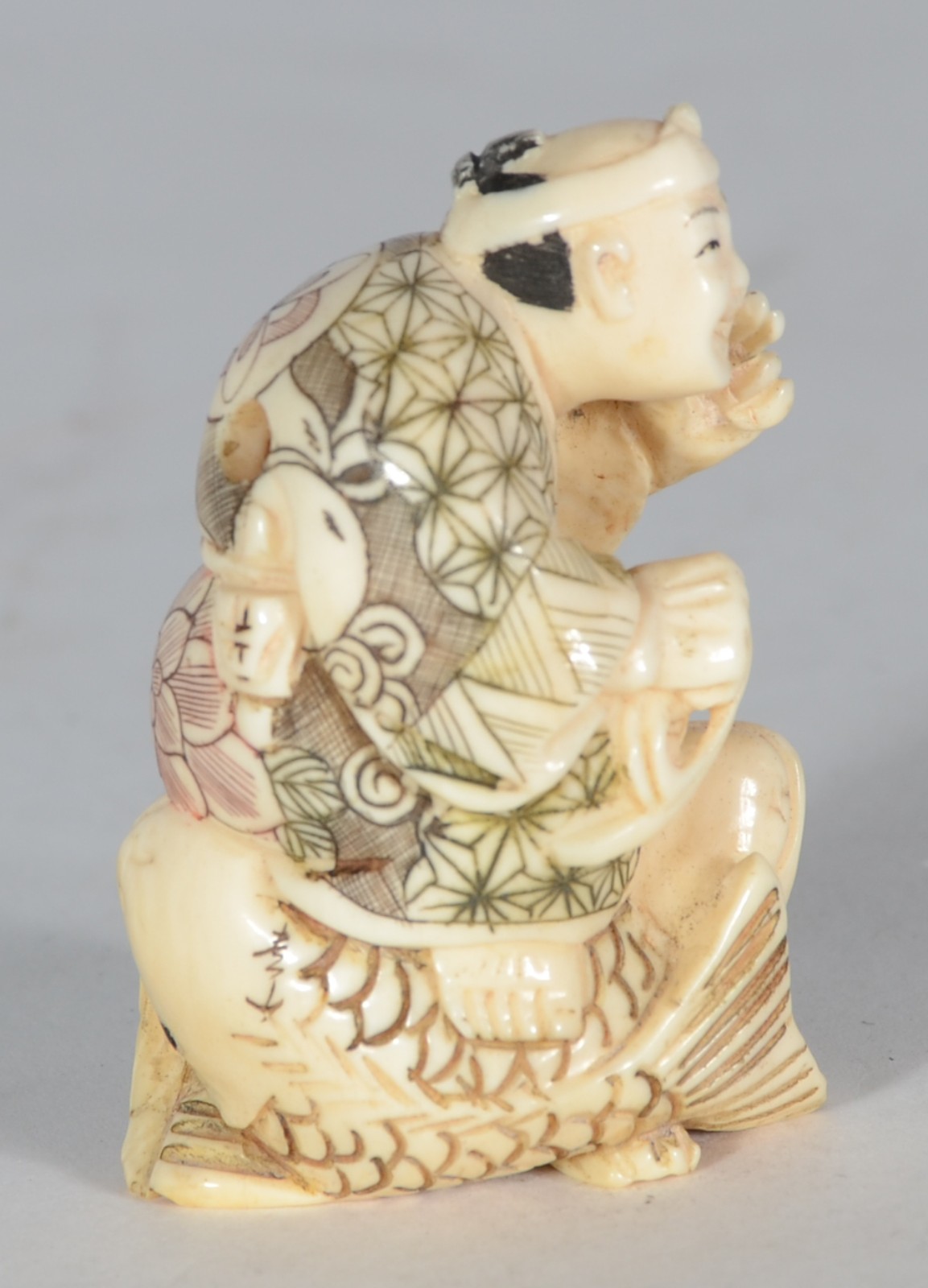 Netsuke de marfim oriental representando figura sobre peixe. - foto 2 de 5
