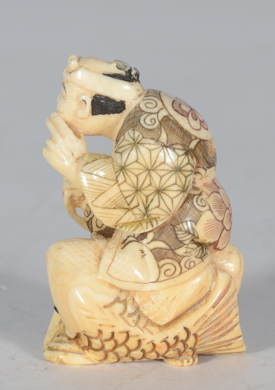 Netsuke de marfim oriental representando figura sobre peixe. - foto 3 de 5