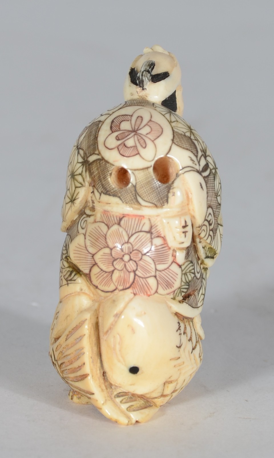 Netsuke de marfim oriental representando figura sobre peixe. - foto 4 de 5