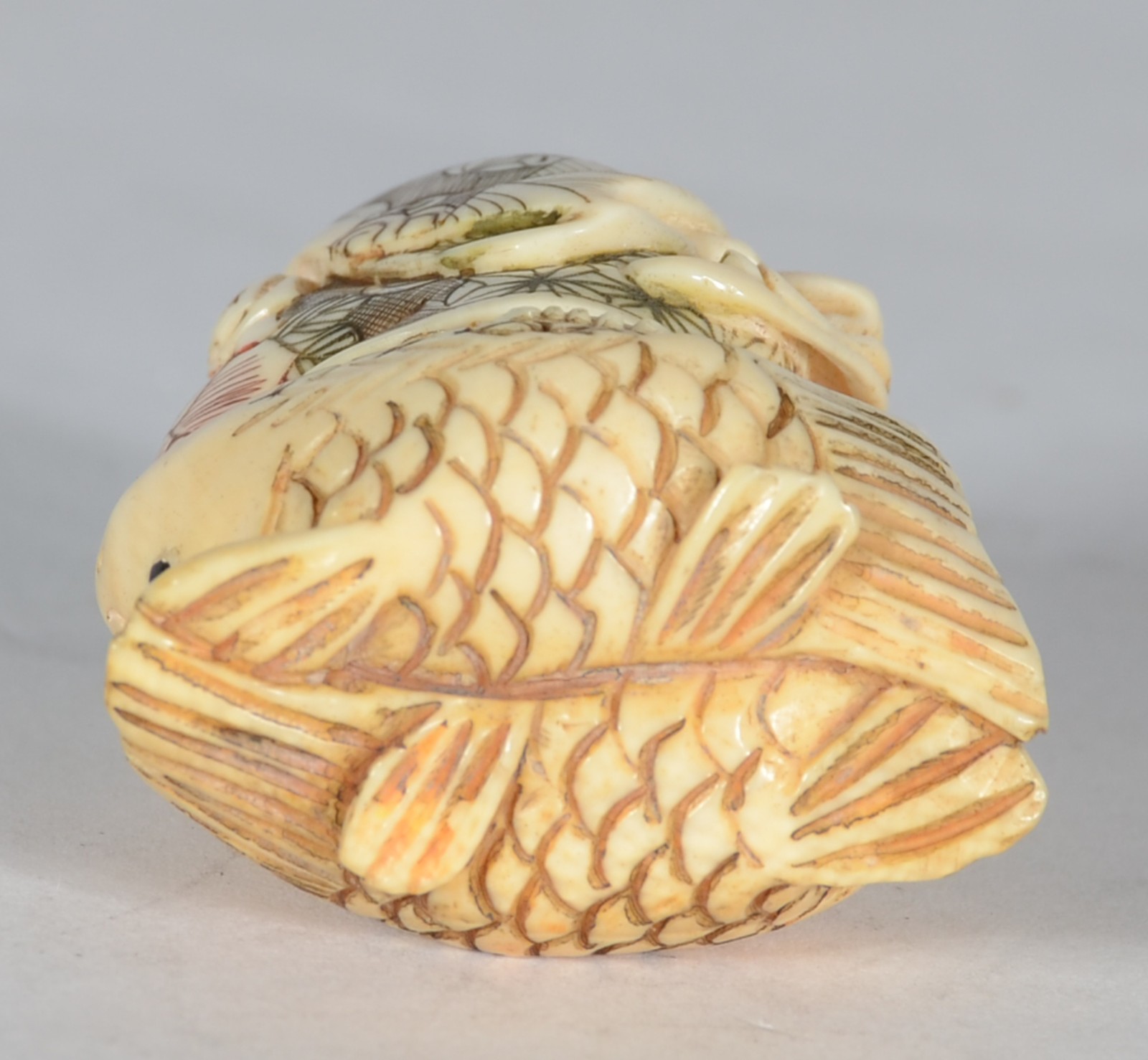 Netsuke de marfim oriental representando figura sobre peixe. - foto 5 de 5