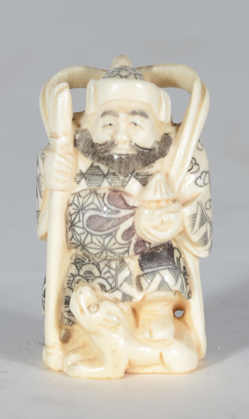 Netsuke de marfim representando figura com cajado e cão. Assinado. - foto 1 de 6