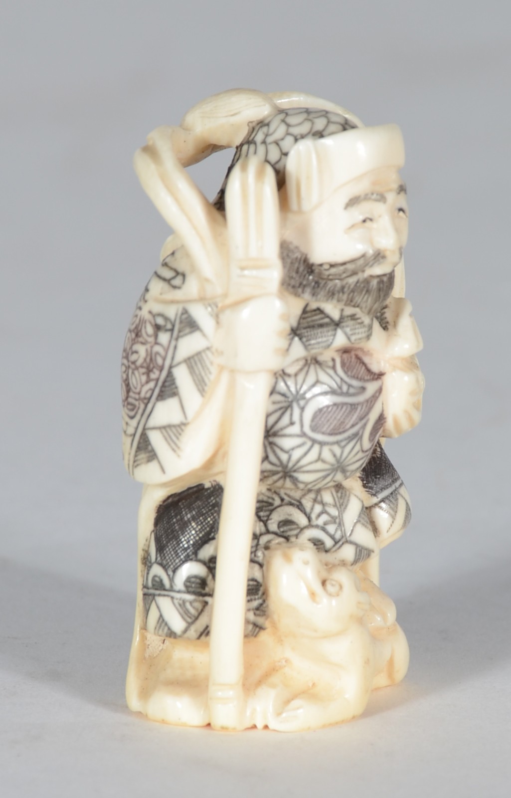 Netsuke de marfim representando figura com cajado e cão. Assinado. - foto 2 de 6