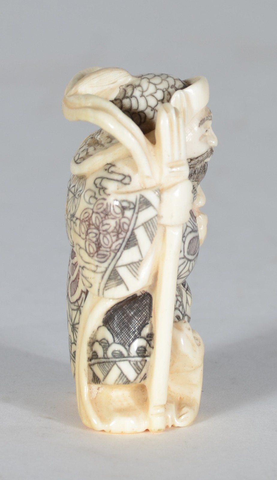 Netsuke de marfim representando figura com cajado e cão. Assinado. - foto 3 de 6