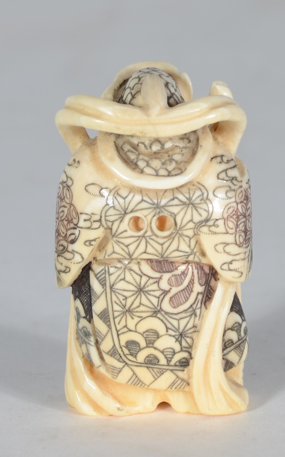Netsuke de marfim representando figura com cajado e cão. Assinado. - foto 4 de 6