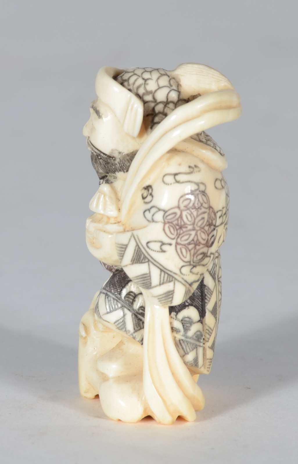 Netsuke de marfim representando figura com cajado e cão. Assinado. - foto 5 de 6
