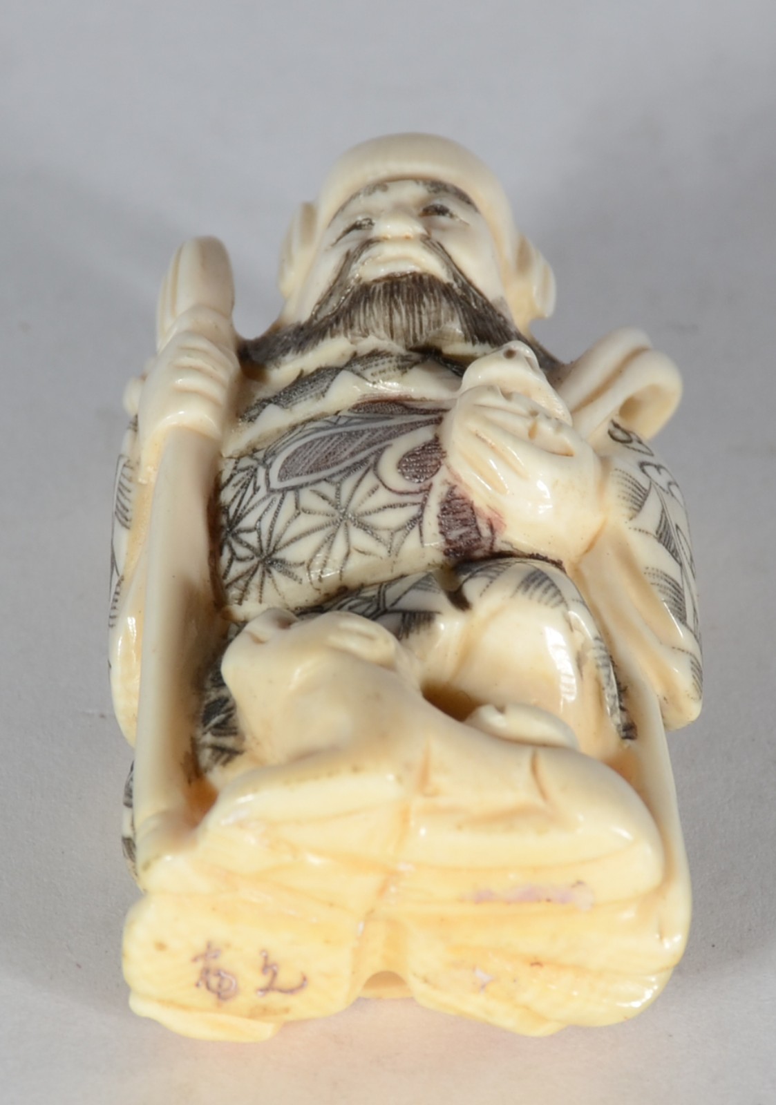 Netsuke de marfim representando figura com cajado e cão. Assinado. - foto 6 de 6