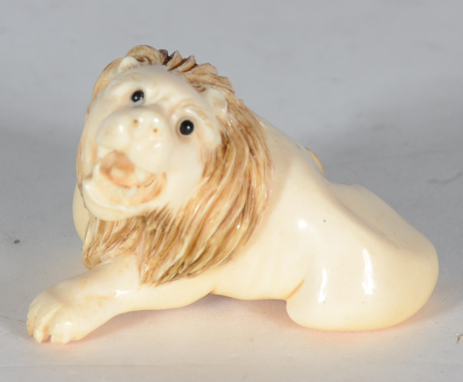 Netsuke de marfim representando leão. Assinado. - foto 1 de 5