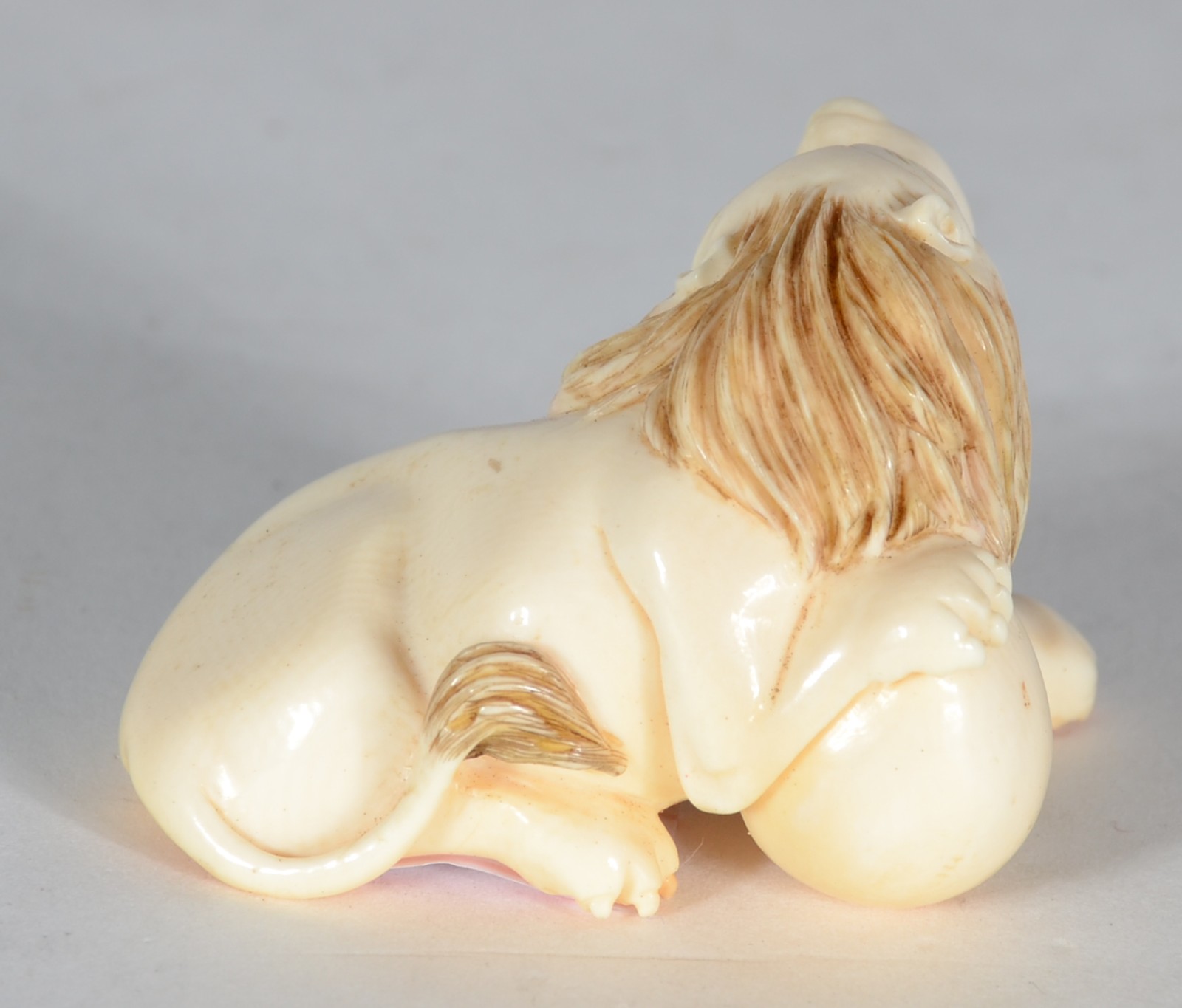 Netsuke de marfim representando leão. Assinado. - foto 4 de 5