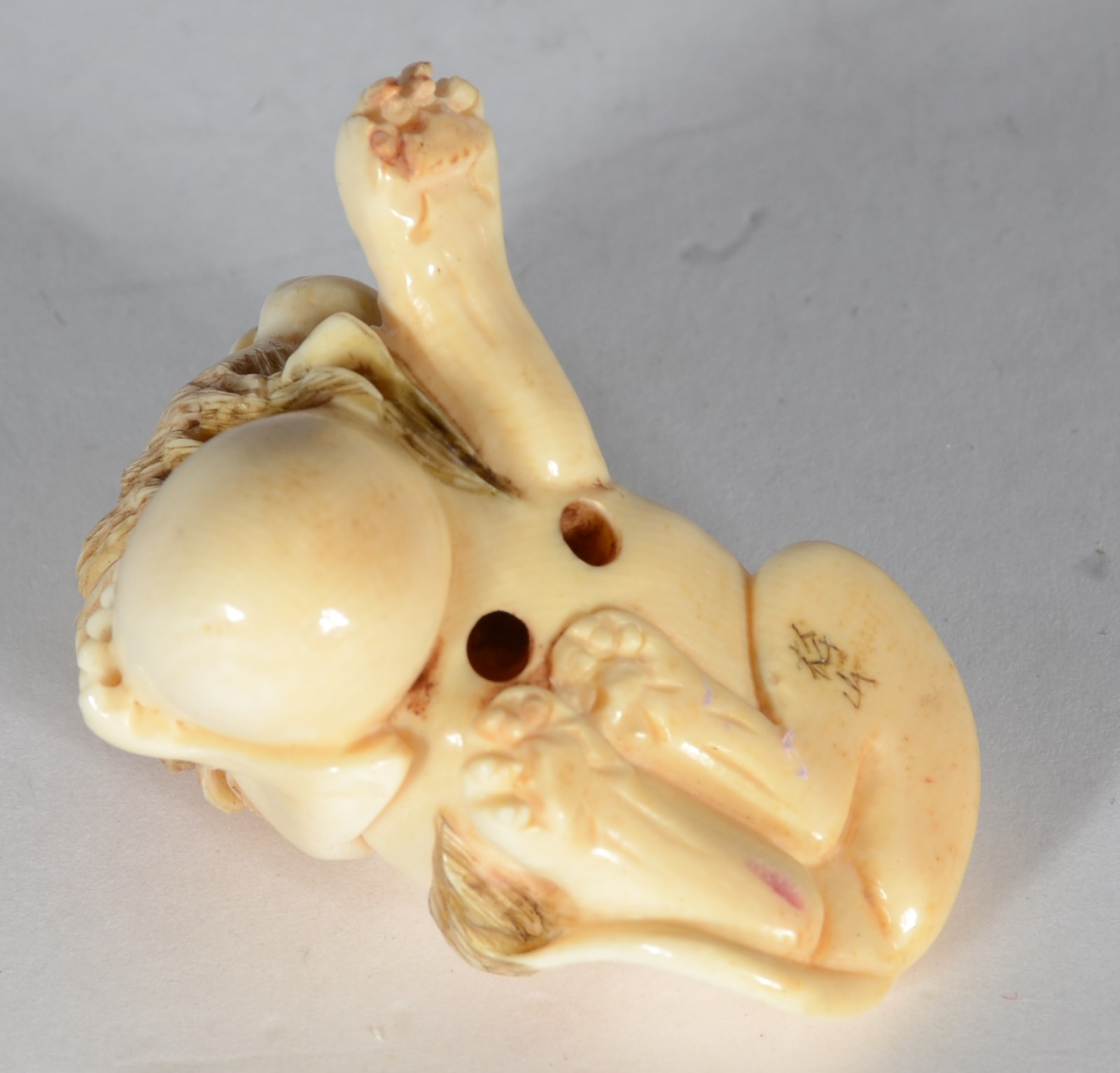 Netsuke de marfim representando leão. Assinado. - foto 5 de 5