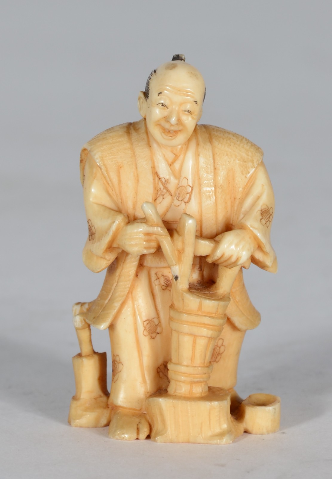 Okimono de marfim representando figura com pinceis. - foto 1 de 4