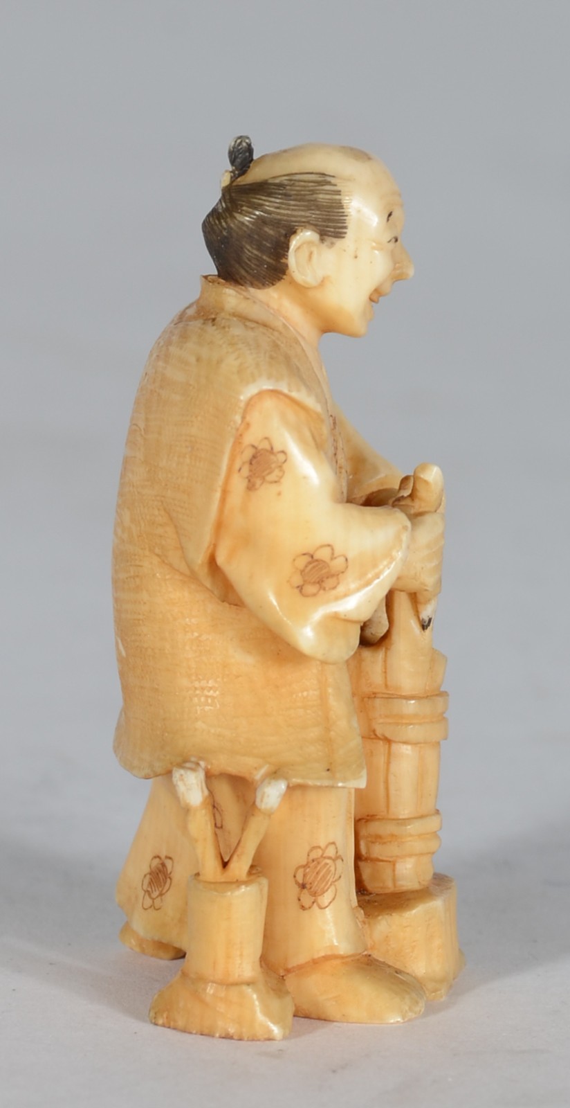 Okimono de marfim representando figura com pinceis. - foto 2 de 4