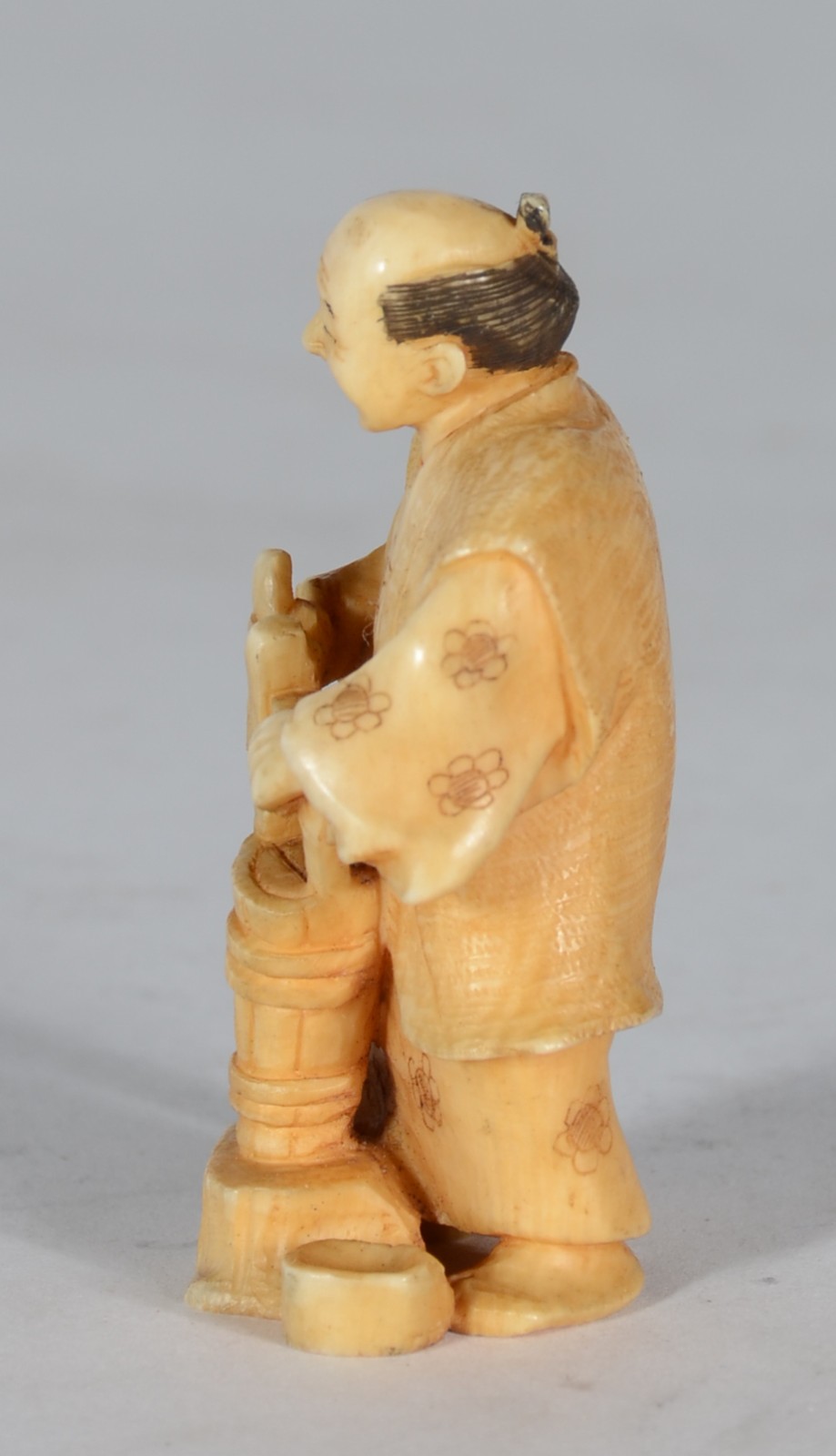 Okimono de marfim representando figura com pinceis. - foto 3 de 4