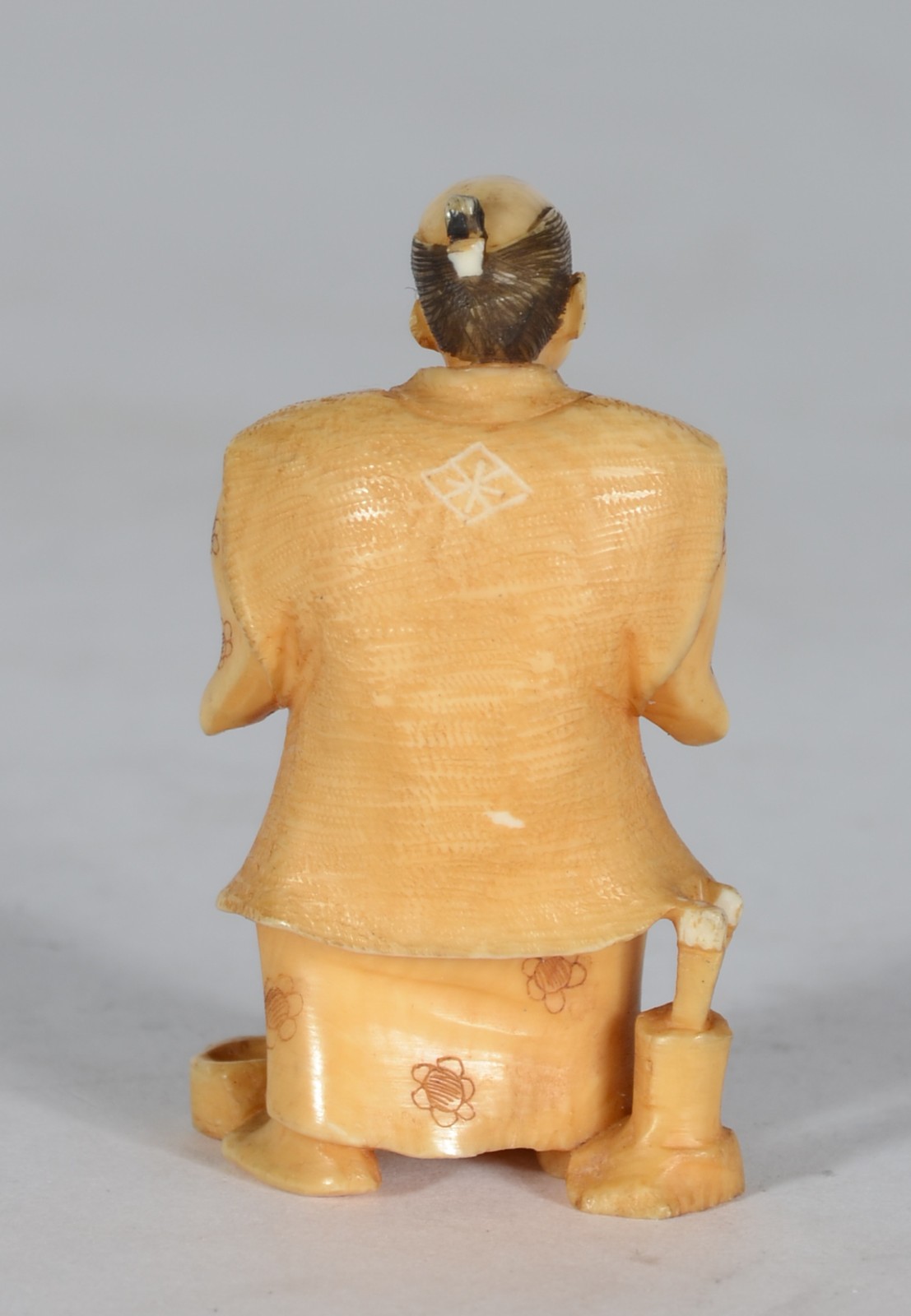 Okimono de marfim representando figura com pinceis. - foto 4 de 4