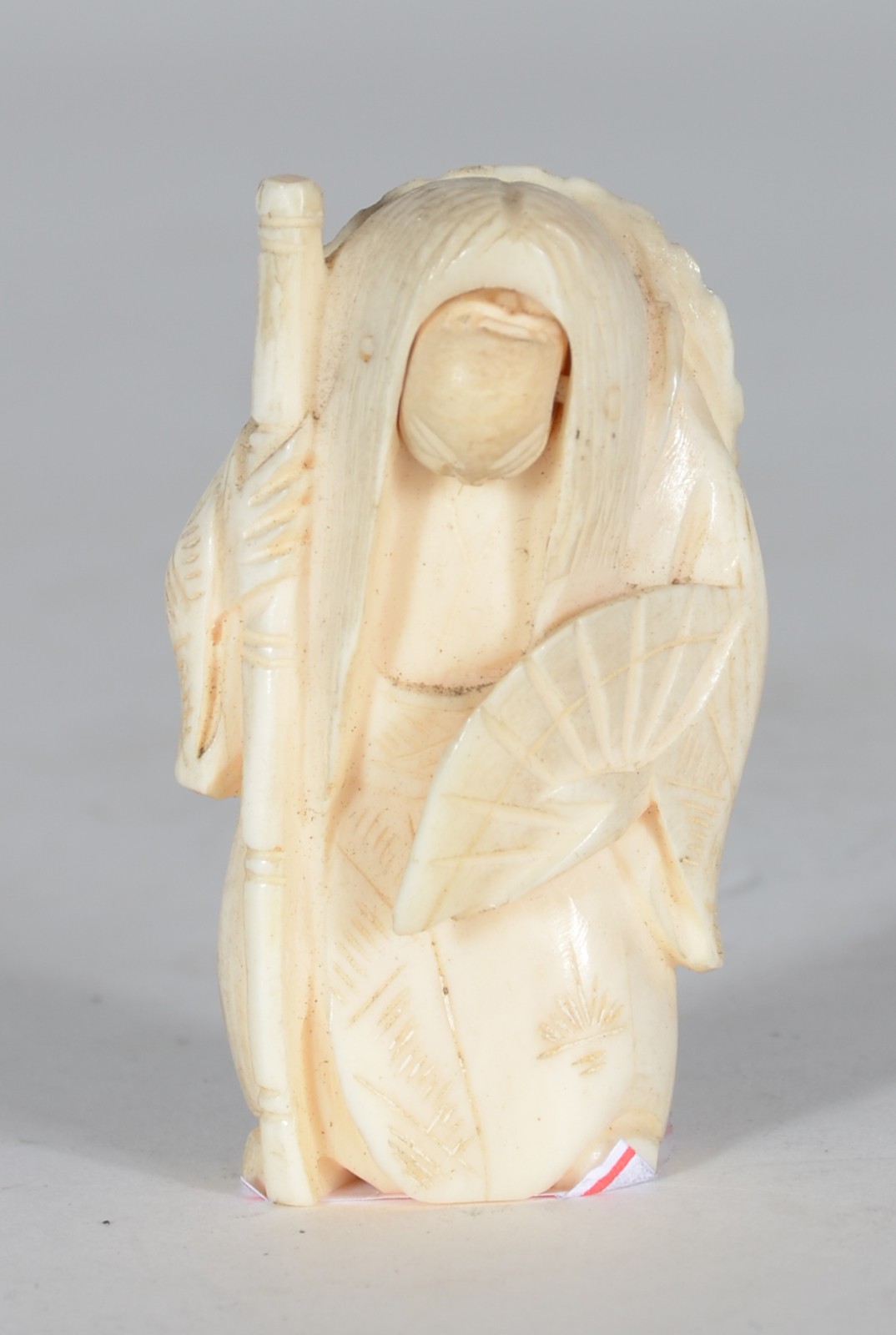 Netsuke representando figura do teatro Kabuki, rosto móvel. - foto 1 de 7