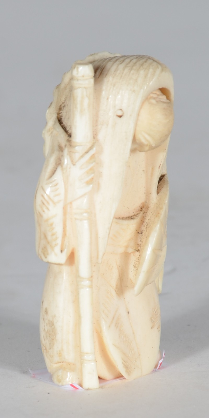 Netsuke representando figura do teatro Kabuki, rosto móvel. - foto 2 de 7