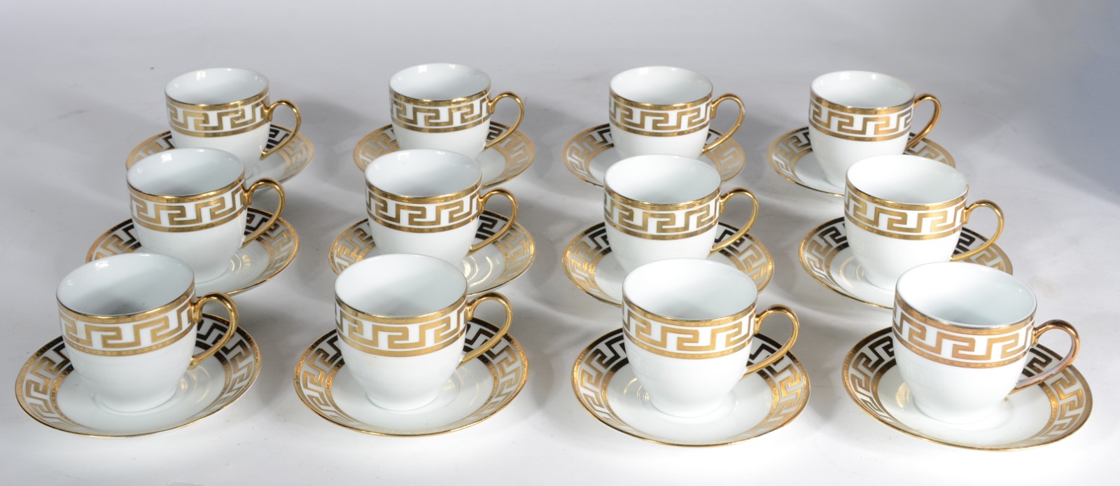 Conjunto com 12 xícaras com pires de porcelana com guirlandas... - foto 1 de 5