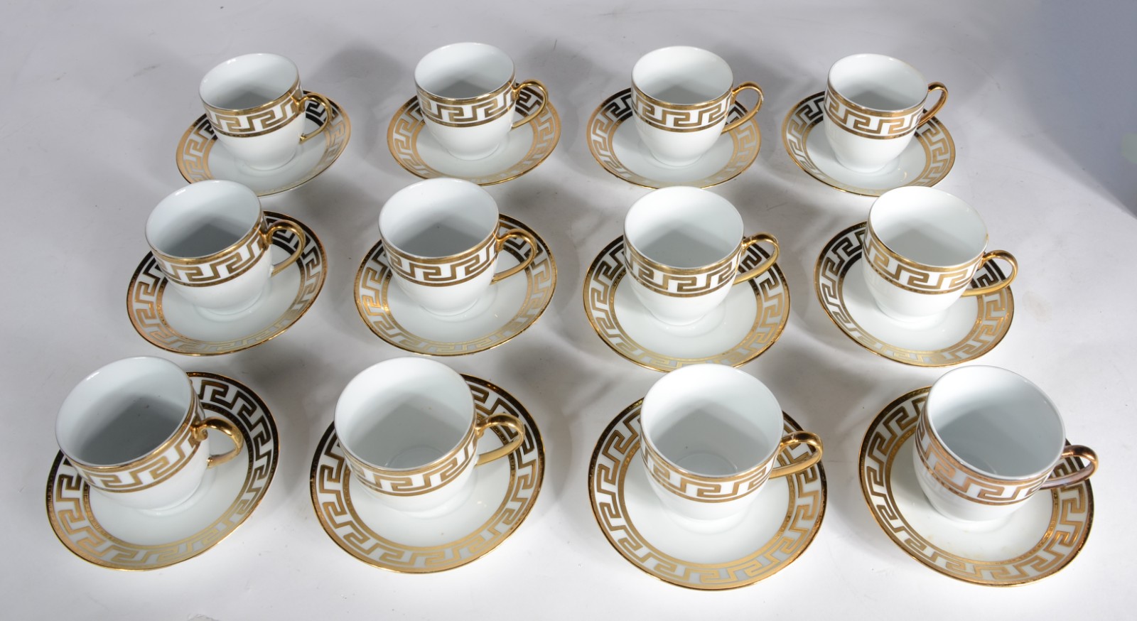 Conjunto com 12 xícaras com pires de porcelana com guirlandas... - foto 2 de 5