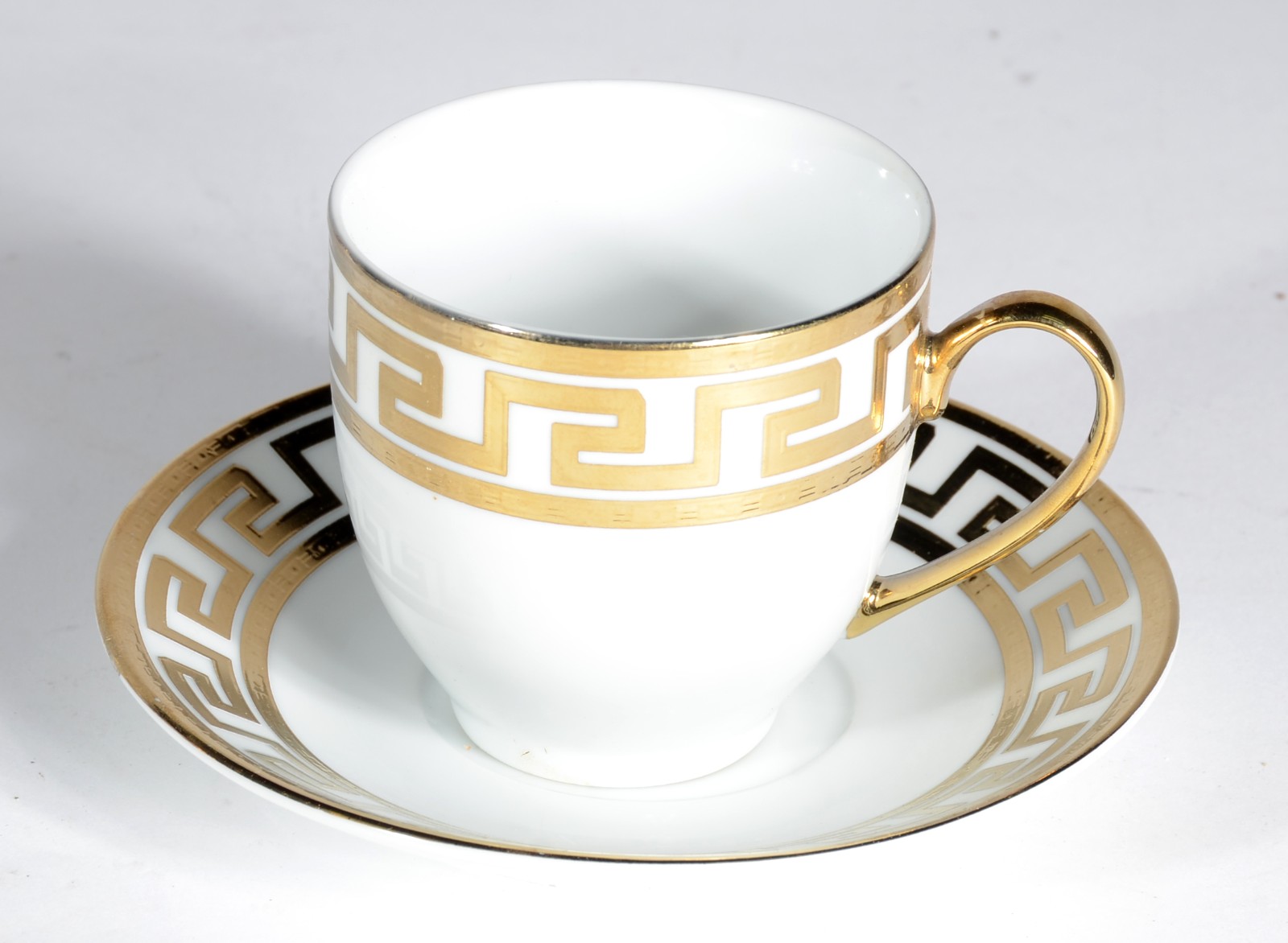 Conjunto com 12 xícaras com pires de porcelana com guirlandas... - foto 3 de 5