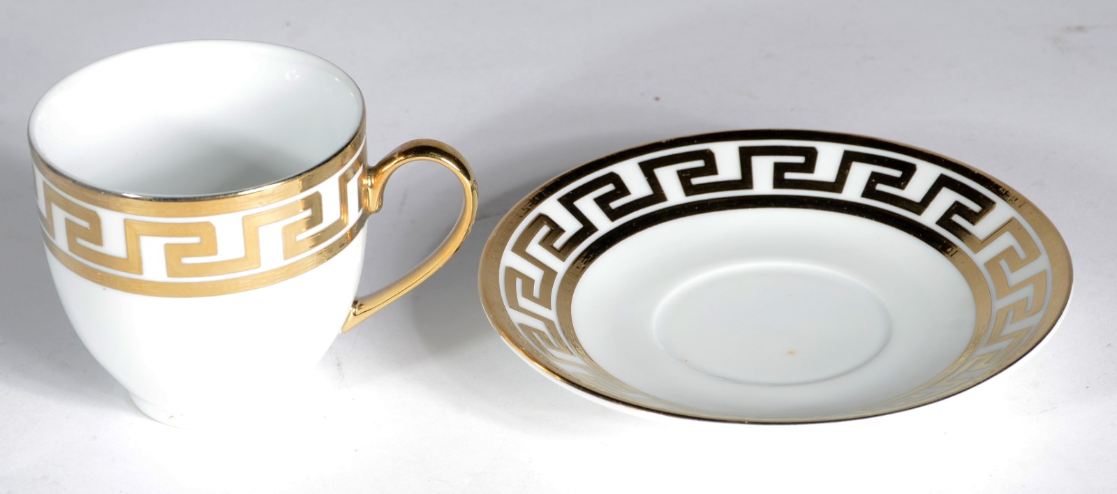 Conjunto com 12 xícaras com pires de porcelana com guirlandas... - foto 4 de 5