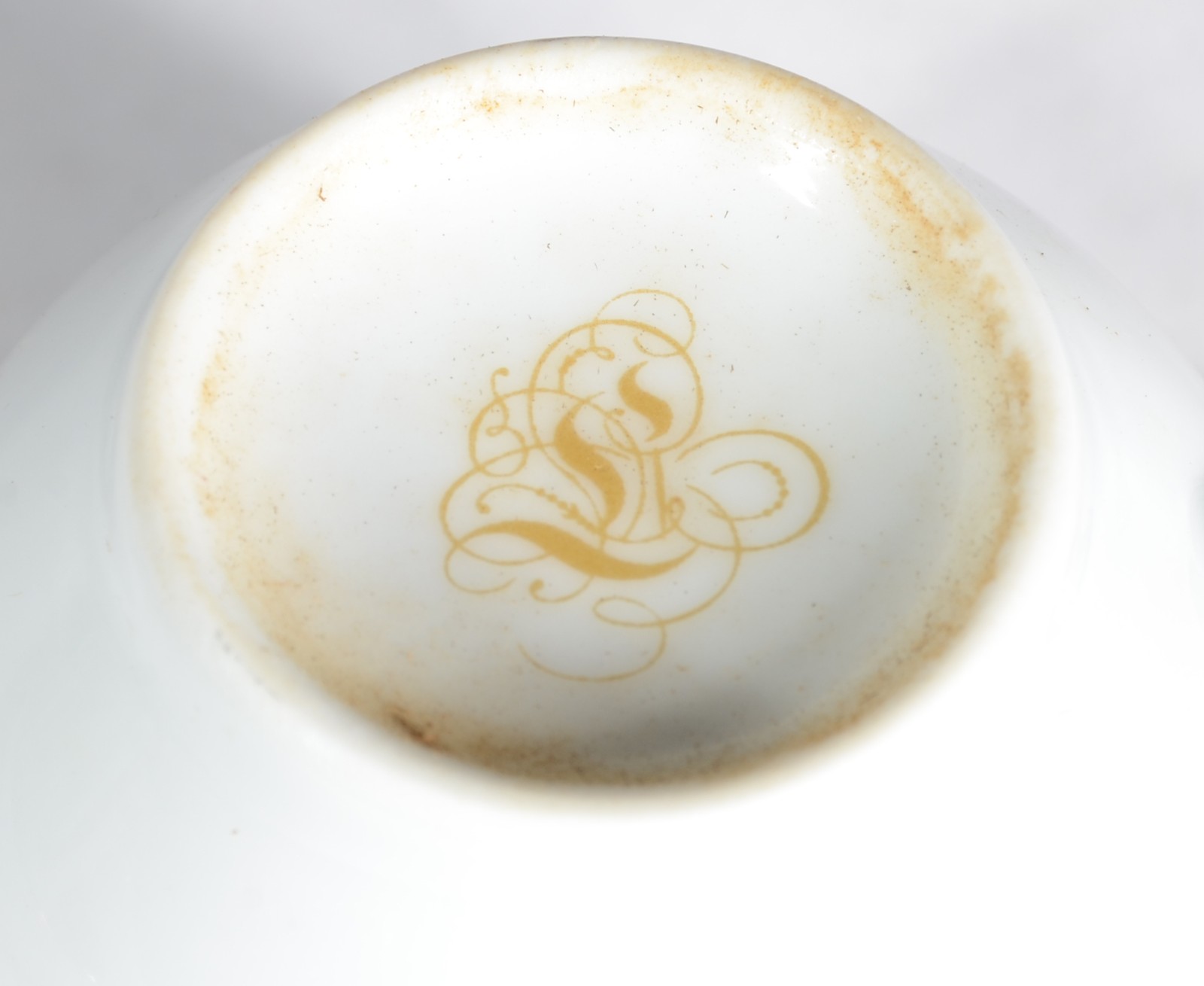 Conjunto com 12 xícaras com pires de porcelana com guirlandas... - foto 5 de 5