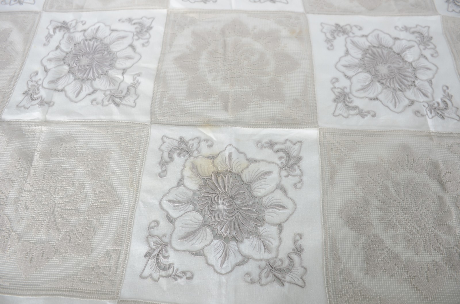 Toalha de mesa com rendas e bordados na cor bege e branca. - foto 2 de 4
