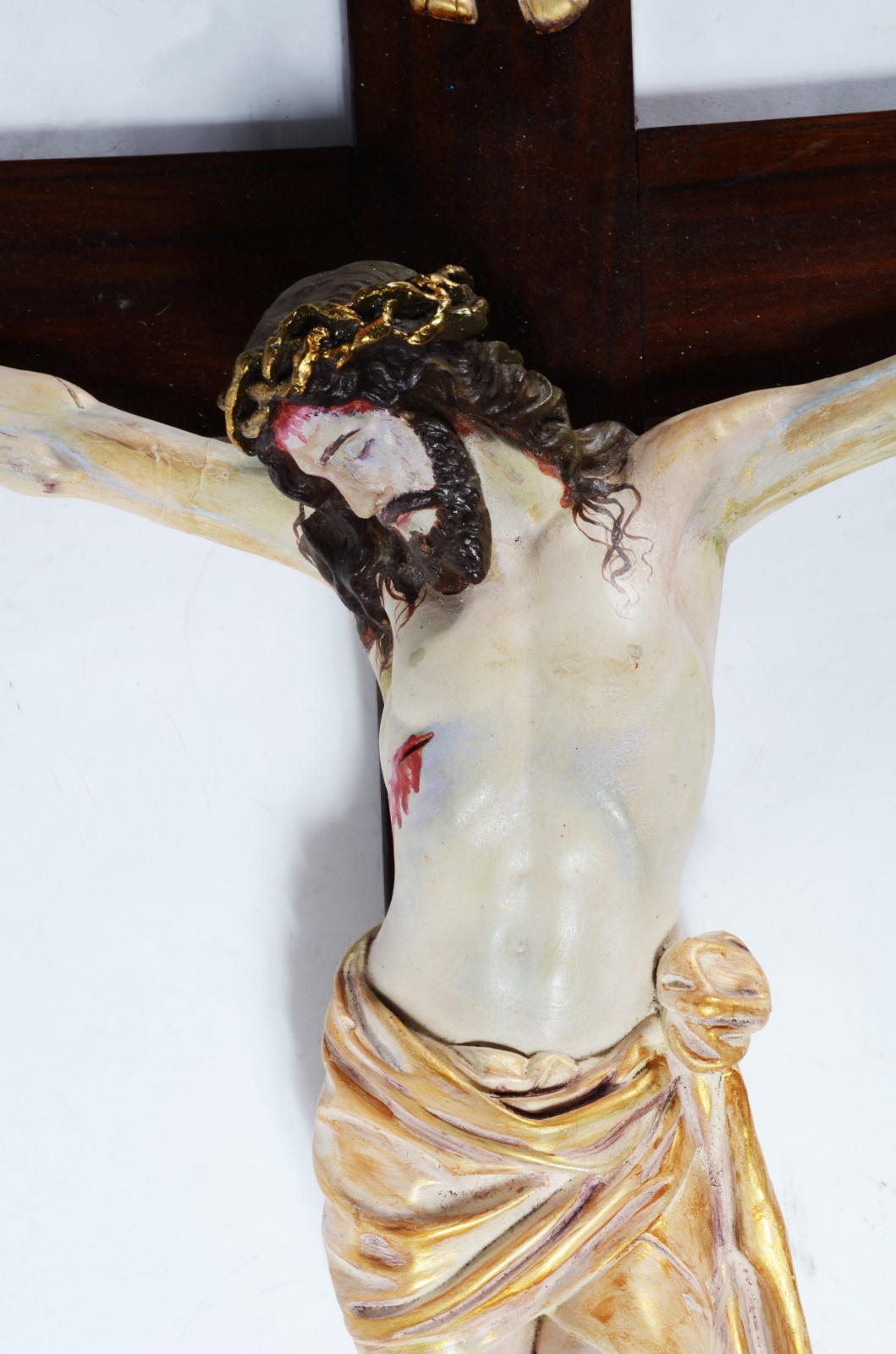 Crucifixo de madeira com figura de Cristo de gesso policromado... - foto 1 de 6