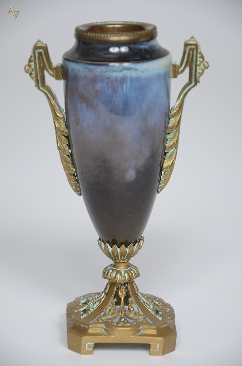 Pequena ânfora de porcelana européia com guarnição de bronze. Altura...