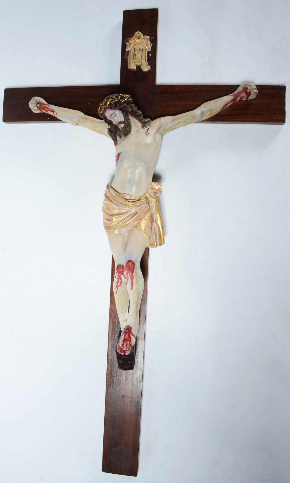 Crucifixo de madeira com figura de Cristo de gesso policromado... - foto 2 de 6