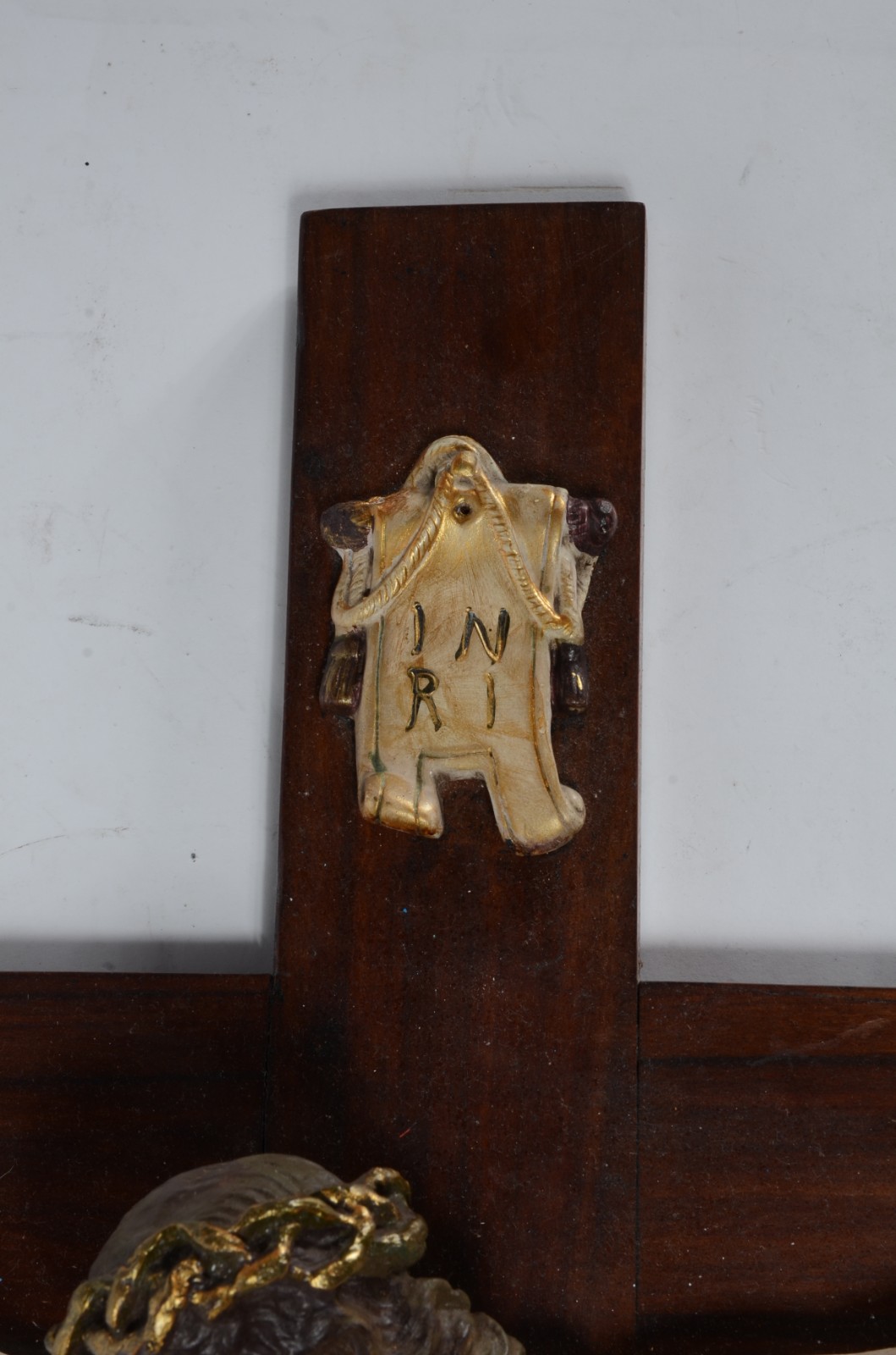 Crucifixo de madeira com figura de Cristo de gesso policromado... - foto 3 de 6